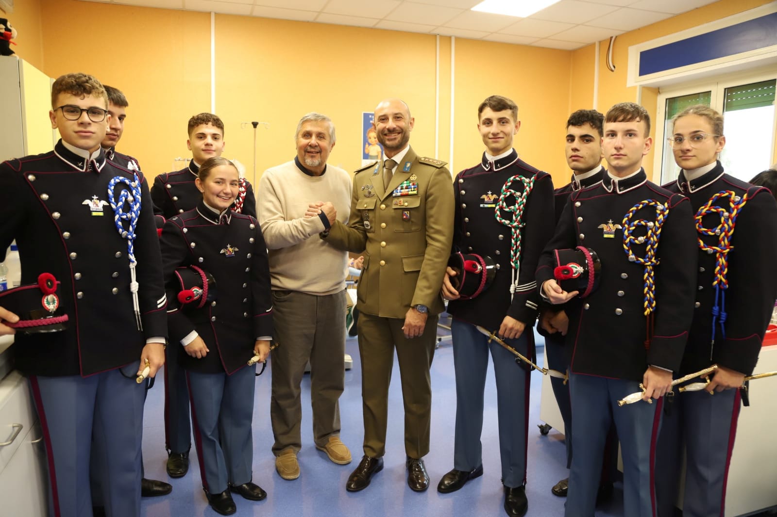 Giornata straordinaria di raccolta sangue al Pausilipon di Napoli. 19 allievi e personale della Scuola Militare Nunziatella in prima linea per i piccoli degenti